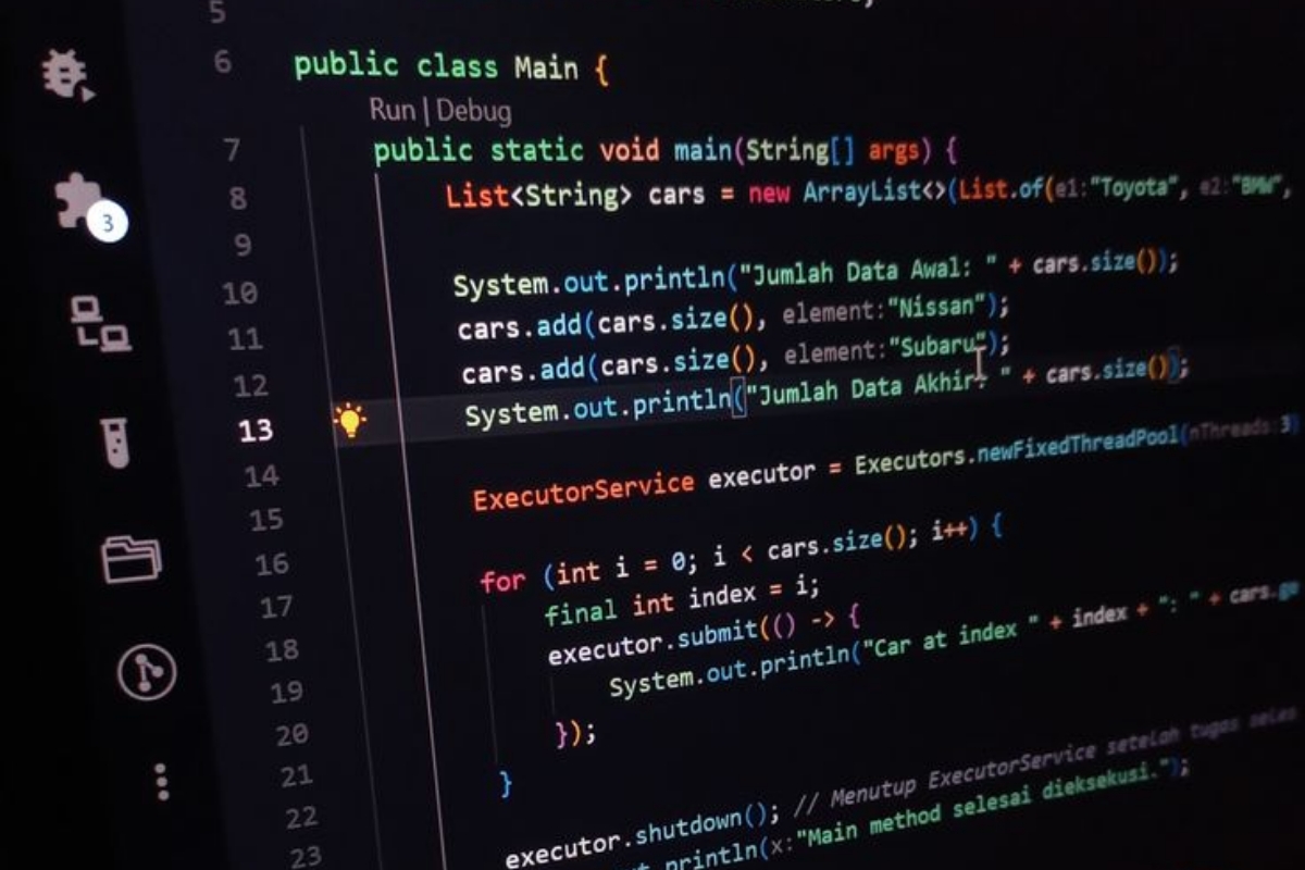 Un écran noir avec des lignes de code d'un langage de programmation
