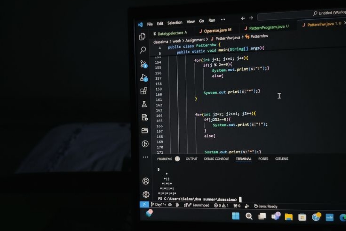 L'écran noir avec des lignes de code multiplies