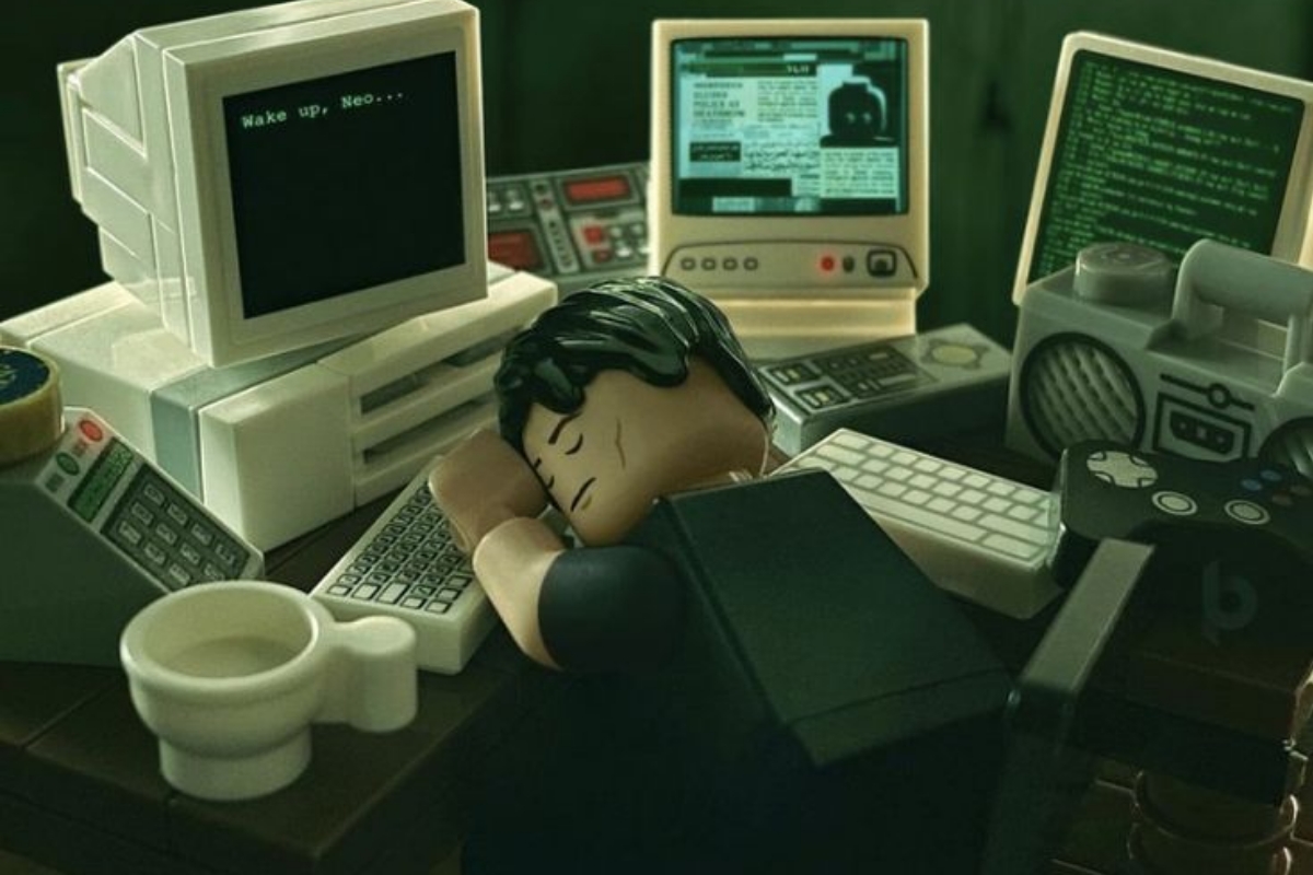 Un lego endormi devant des moniteurs