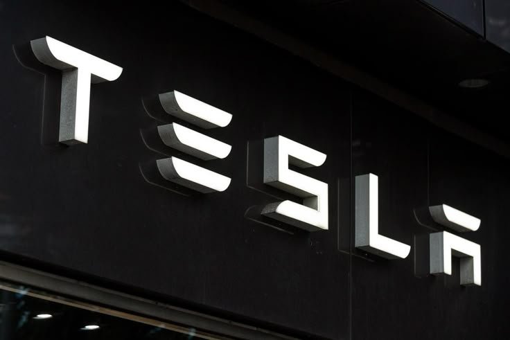Tesla poursuivie pour avoir prétendument favorisé des travailleurs étrangers titulaires de visas au détriment d’Américai